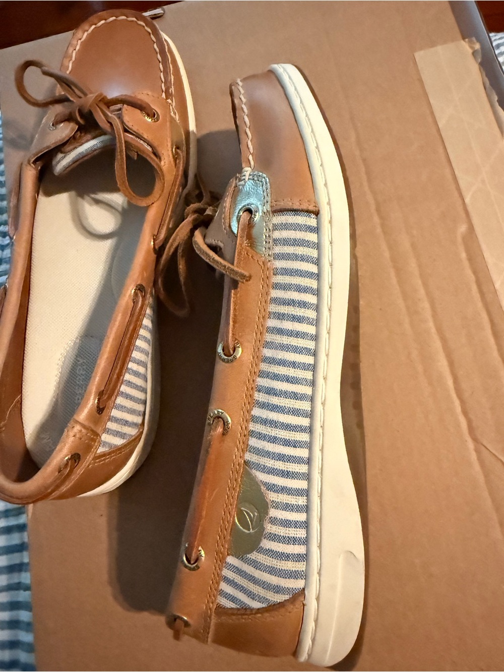 NEVER WORN!! Women’s Tan Leather Sperry Boat Shoes with Blue Stripe Detail - Picture 3 of 6